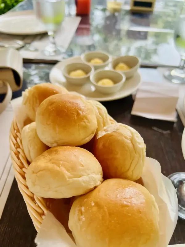 Abagatan ti Manila Complimentary bread